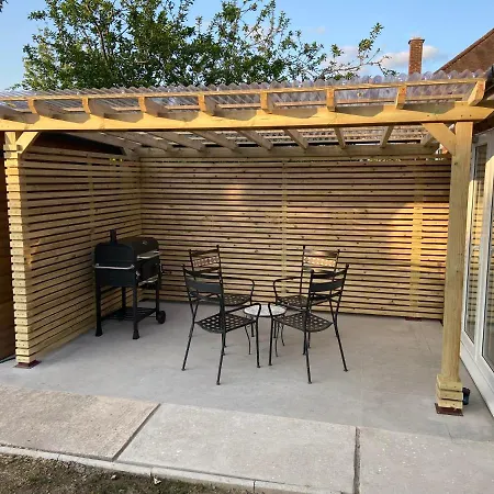 Stylish Suites With Kitchenette London Colney Exterior photo