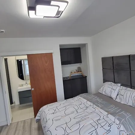 Stylish Suites With Kitchenette London Colney Exterior photo