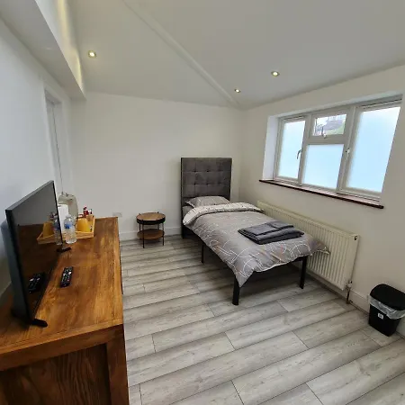 Stylish Suites With Kitchenette London Colney Exterior photo