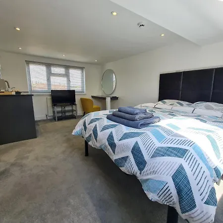 Stylish Suites With Kitchenette London Colney Exterior photo