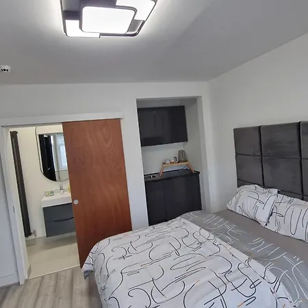 Stylish Suites With Kitchenette London Colney Exterior photo