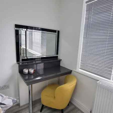 Stylish Suites With Kitchenette London Colney Exterior photo
