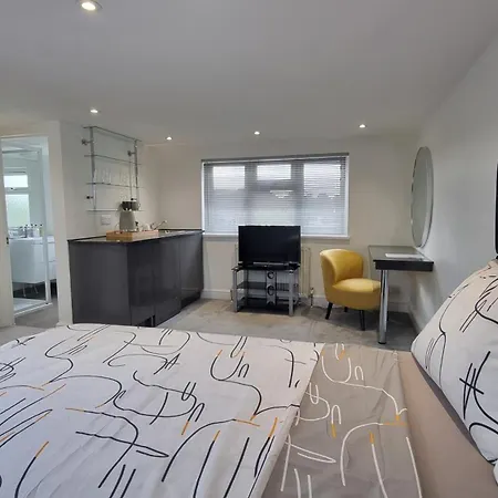 Stylish Suites With Kitchenette London Colney Exterior photo